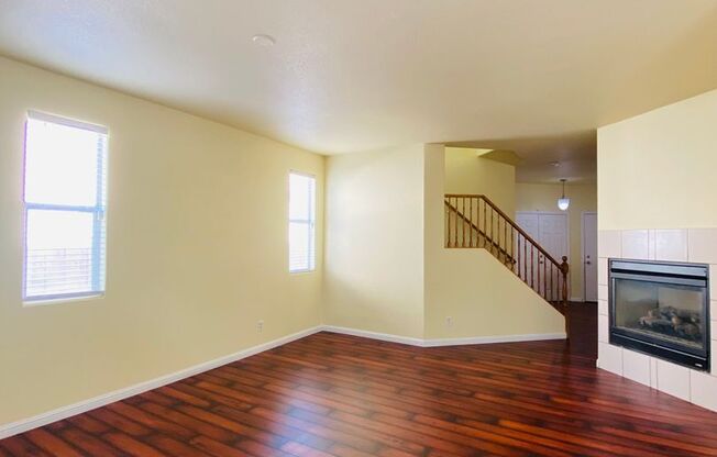 SPACIOUS OPEN FLOOR PLAN HOME WITH 2460 SQFT, LOCATED AT DECATUR AND BLUE DIAMOND. LAMINATED HARDWOOD FLOOR THROUGHOUT. MINUTES AWAY FROM SHOPPING CENTERS AND I-15!