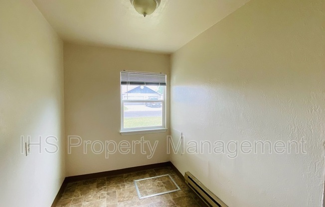 223 E 15 AVE