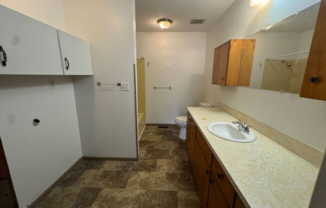 2 beds, 1 bath, $1,100