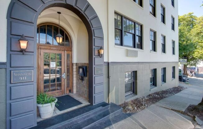 Studio, 1 bath, 305 sqft, $935, Unit 214