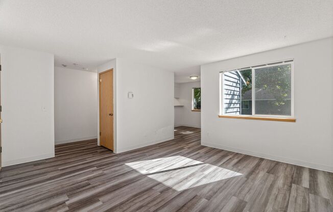 1 bed, 1 bath, 596 sqft, $1,300, Unit L-103