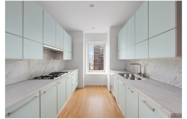 310 E 53 ST