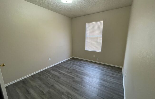 2 beds, 1 bath, 960 sqft, $800, Unit A