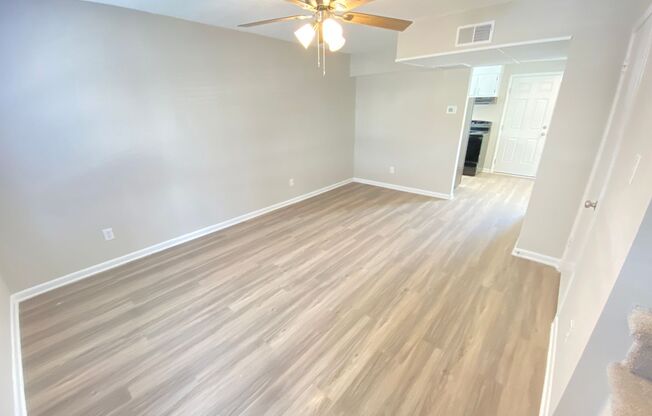 2 beds, 1.5 baths, 832 sqft, $1,100, Unit 874 Oakwood Villa