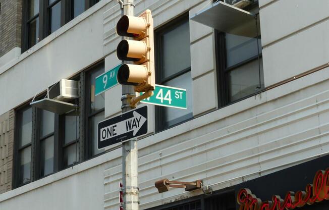 419 W 44 ST