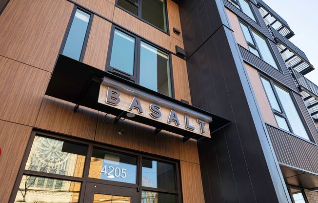 Studio, 1 bath, 350 sqft, $1,558, Unit 405