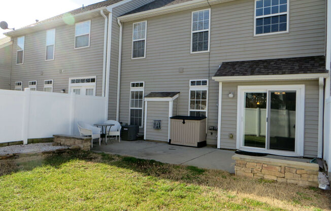 3 beds, 2.5 baths, $2,400