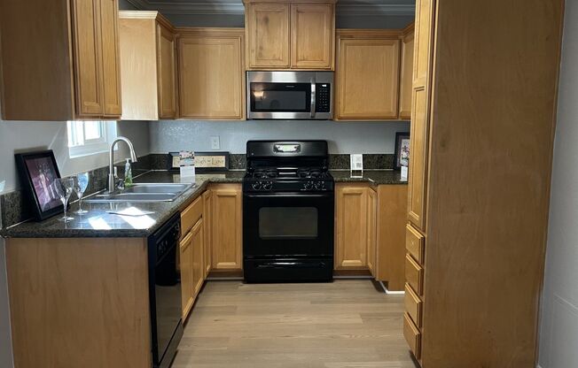 2 beds, 2 baths, 912 sqft, $2,795, Unit 0094