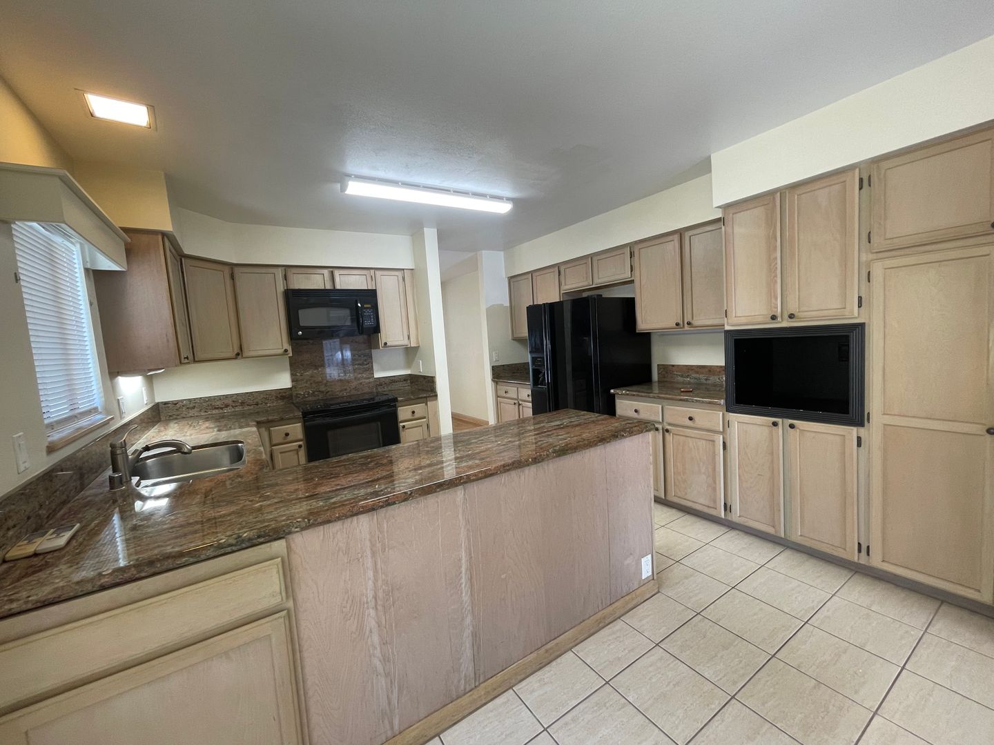 $3,100 Mililani Pinnacle, 2BR/2.5BA, Garage and Yard. Available "As Is" Now.