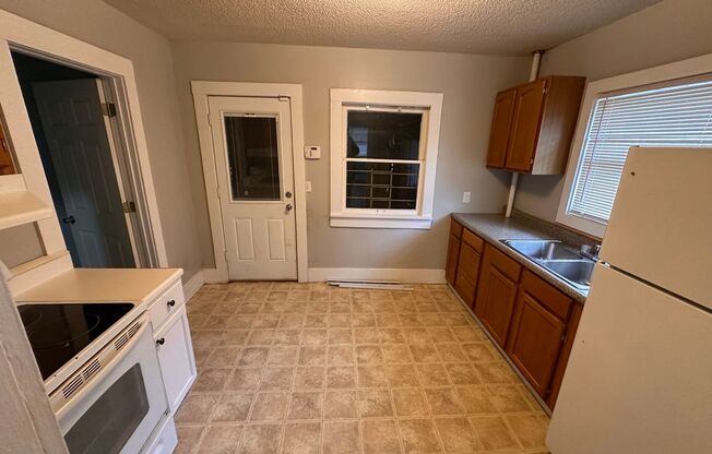 $850 - 2 bedroom/ 1 bathroom - Single Family Home
