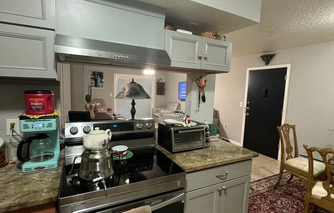 3 beds, 2 baths, $1,700, Unit UNIT B