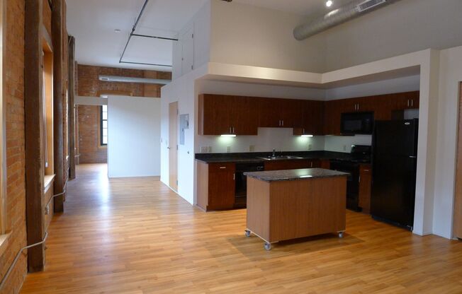 2 beds, 1 bath, 212 sqft, $1,815, Unit 212