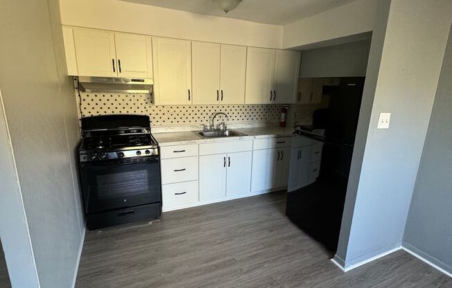 2 beds, 1 bath, $1,375, Unit K2