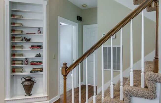 Adorable 3 bd home in the Heart of Green Hills! Lawncare included, fence & attached garage!