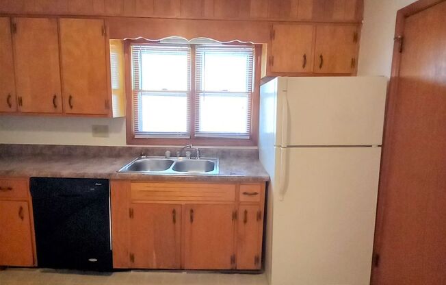 2 beds, 1 bath, 903 sqft, $1,290, Unit D-1