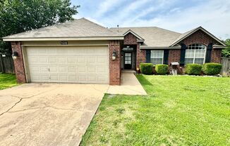 Cozy Elegance in Broken Arrow: Charming 3-Bedroom Home with Modern Comforts! Available now! Promo: $250.00 Administration fee waived!