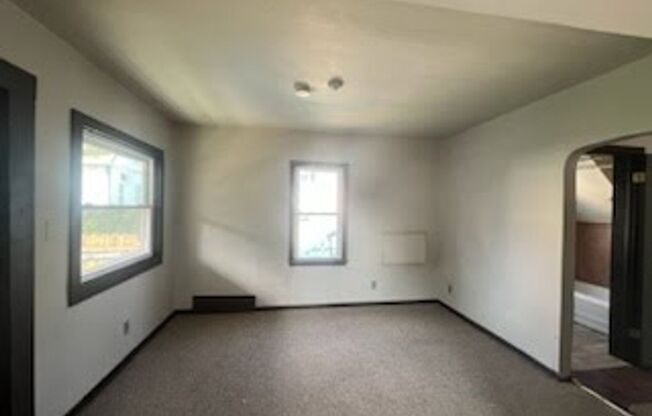 2 beds, 1 bath, $1,075