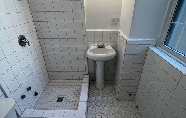 Studio, 1 bath, 294 sqft, $1,185, Unit New King Edward  6A4