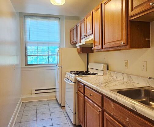 3 beds, 2 baths, 1,100 sqft, $1,915, Unit 105