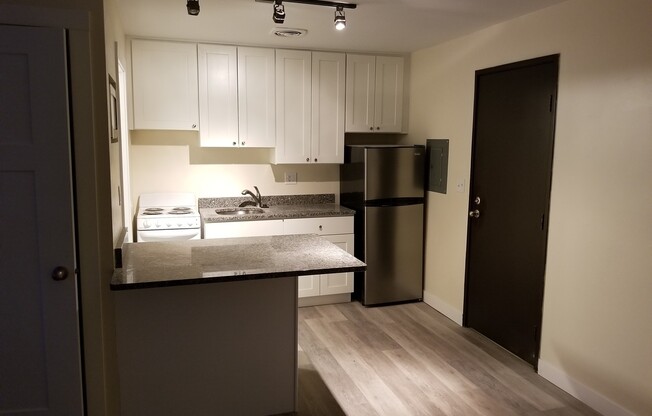 Studio, 1 bath, $725, Unit 18