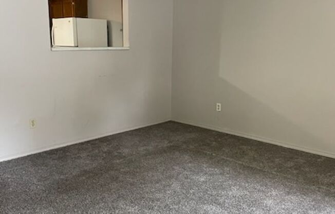 2 beds, 1 bath, 910 sqft, $800