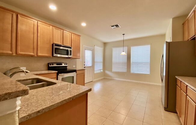 3 BED/2.5 BATH House for lease! Located close to Lackland Air force Base