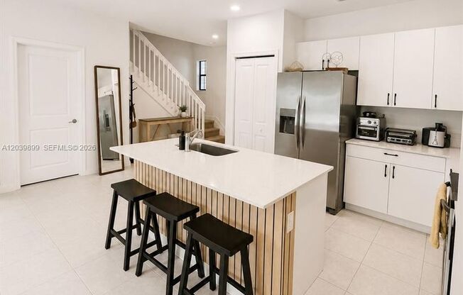 3 beds, 2.5 baths, $3,800