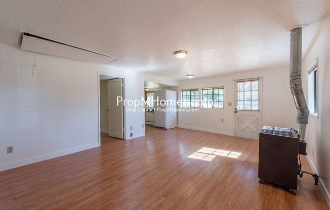 Cozy One Bedroom Cottage in Oak Grove!