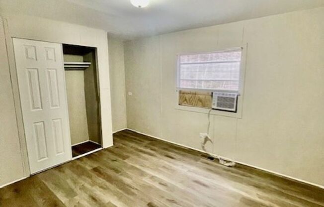 Adorable 3 bedroom 2 bath Mobile Home located it Dallas