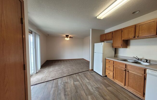 2 beds, 2 baths, 850 sqft, $985, Unit 105