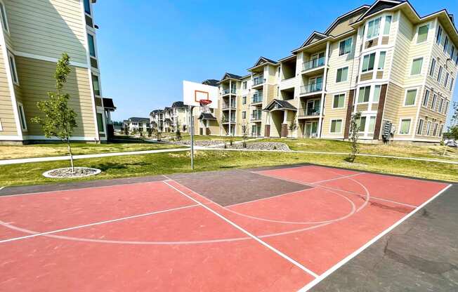 an outdoor basketball court at the flats at big tex apartments in san antonio, tx