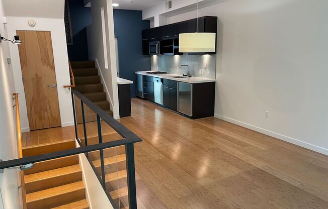 Spacious 3 Story 1 Bdrm+Den Townhome w/Private Garage near Pixar, Bay Street and IKEA