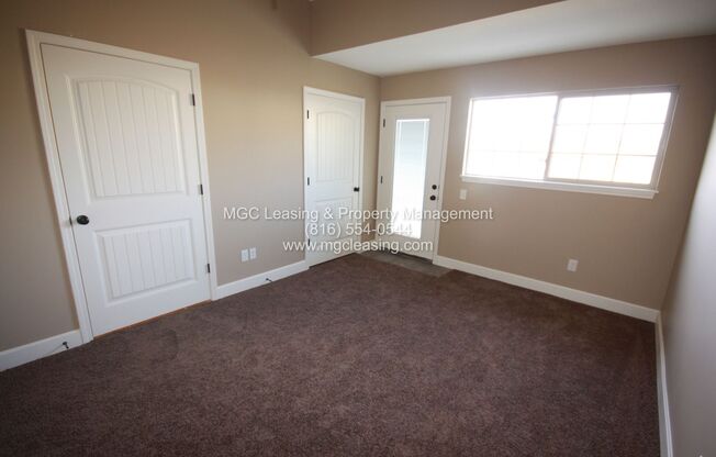 EAGLE CREEK TOWNHOME-1ST FLOOR MASTER BEDROOM READY FOR YOUR MAY MOVE!