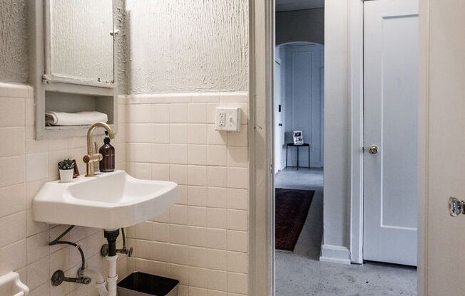 2 beds, 1 bath, 1,000 sqft, $1,646, Unit 202