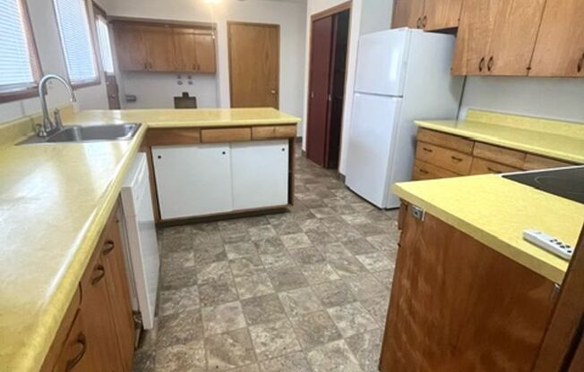 3 beds, 2 baths, $1,400