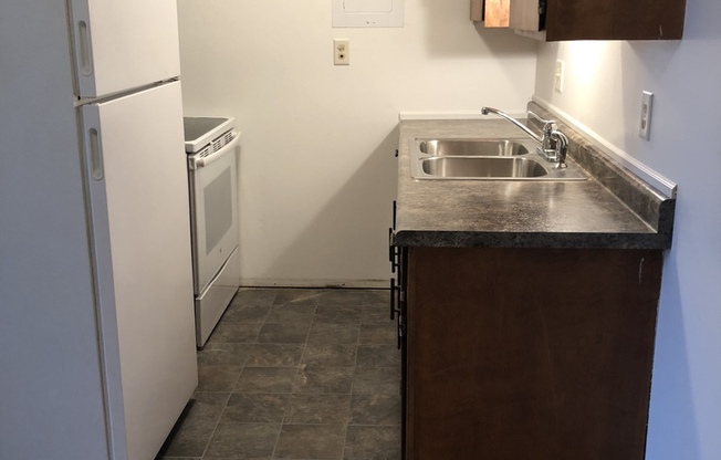 2 beds, 1 bath, $750, Unit 13