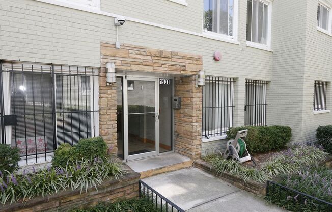 2 beds, 1 bath, 850 sqft, $2,100, Unit 1903-#104