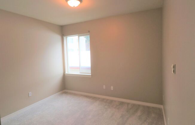 Lovely 2+ Bedroom Condo in Mountlake Terrace *Utilities and Parking!*