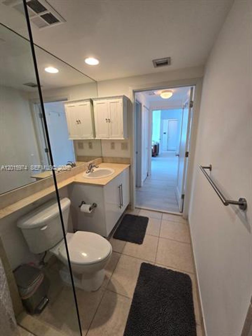 2 beds, 2 baths, 1,227 sqft, $4,400, Unit 325 S Biscayne Blvd # 3719