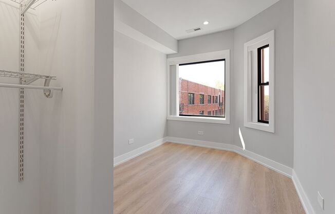 3 beds, 1 bath, 524 sqft, $2,300, Unit 1552.5-3G