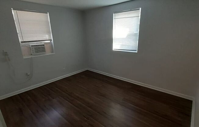 2 beds, 1 bath, 676 sqft, $875, Unit Apt 2