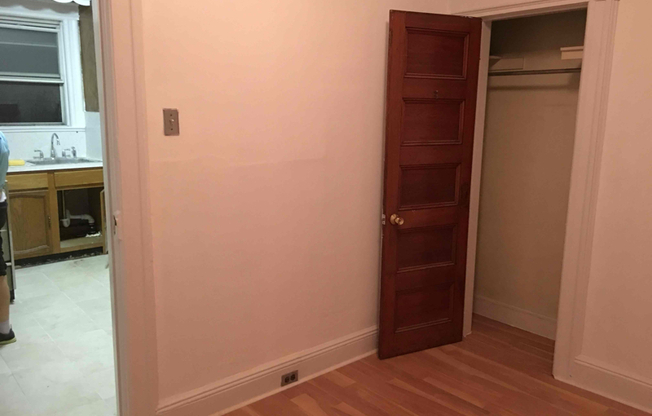 40 Romaine Ave 1