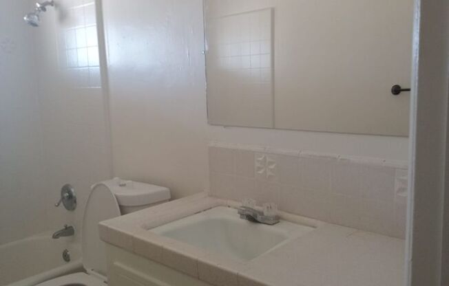 2 beds, 1 bath, $1,995, Unit H