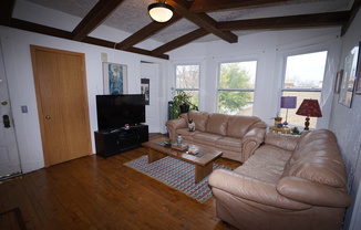 2 beds, 1 bath, $1,600, Unit 5