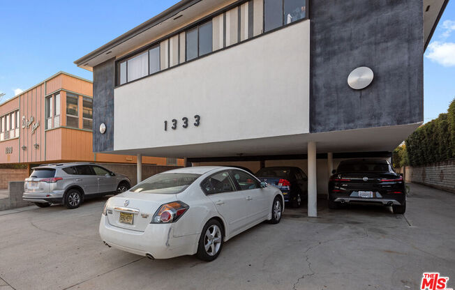 1333 S OGDEN DR