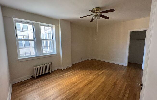 1 bed, 1 bath, 962 sqft, $1,560, Unit New King Edward  503