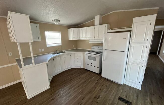 Spacious 2 bedroom 1 bath MH in STARDUST MOBILE HOME PARK