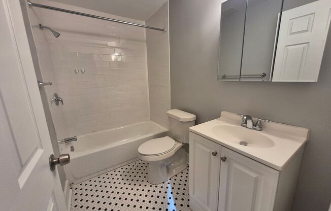 2 beds, 1 bath, 750 sqft, $2,199, Unit 5641 Hobart St. #B4