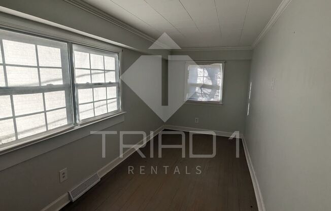 2 beds, 1 bath, $995, Unit 2