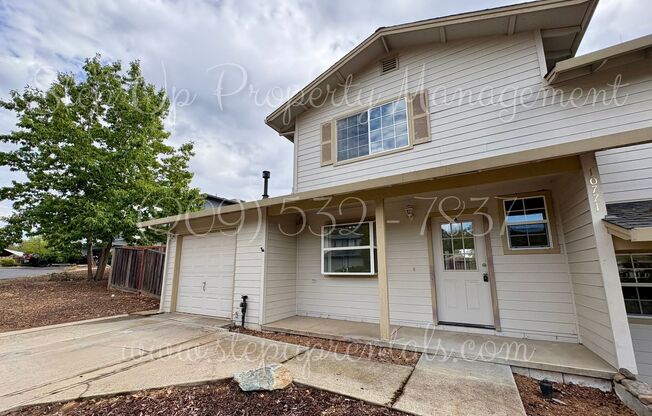 Splendid 2 Bedroom 1.5 Bath Townhouse Near Racetrack!